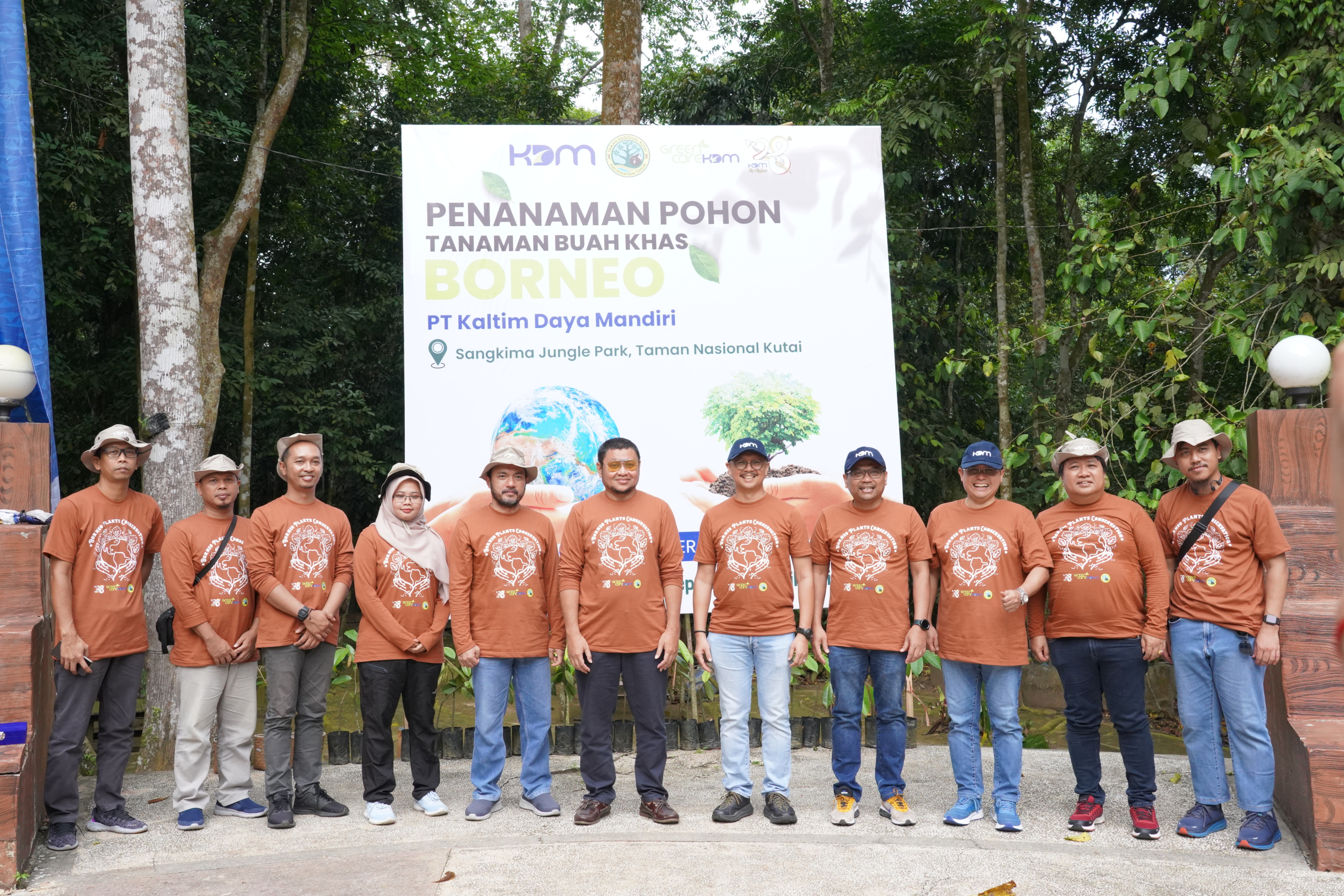 HUT KE 28, KDM TANAM POHON DURIAN KHAS BORNEO UNTUK KONSUMSI ORANG UTAN DAN MENAMBAH KEANEKARAGAMAN HAYATI DI SANGKIMA JUNGLE PARK, TAMAN NASIONAL KUTAI