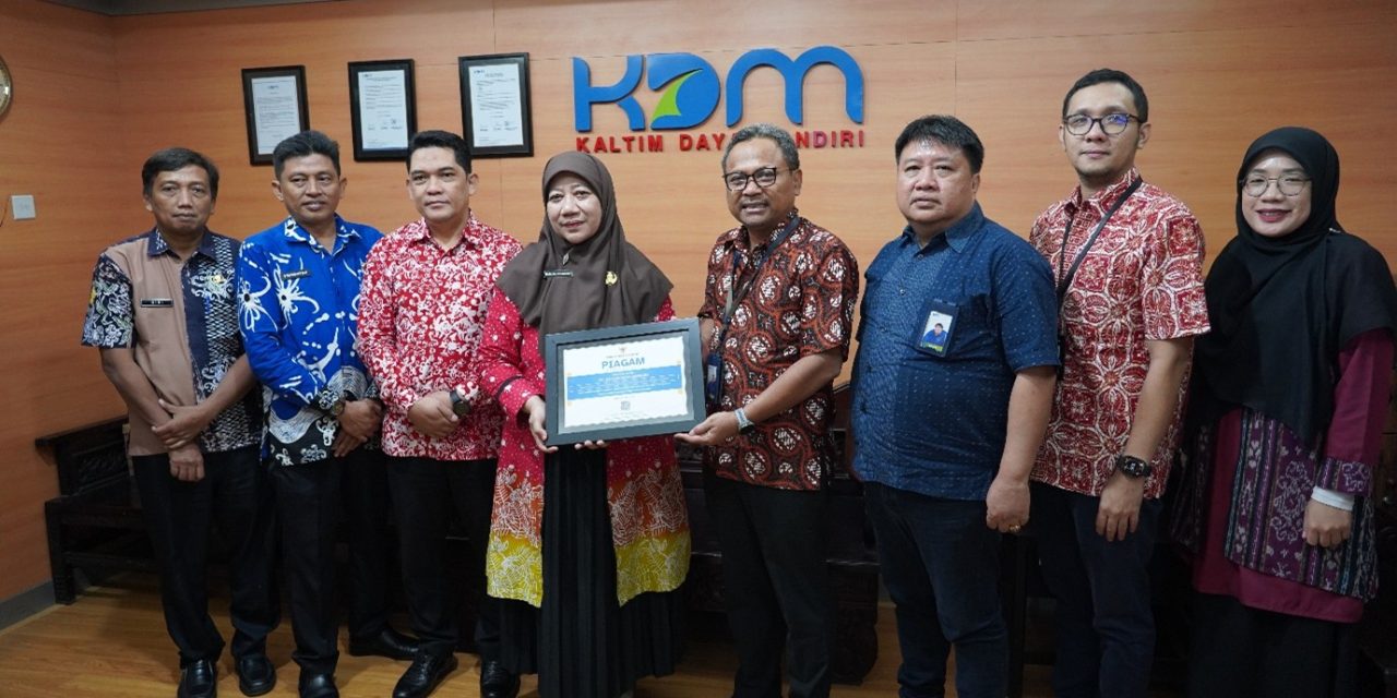 KDM Menerima Penghargaan atas Kepatuhan Perpajakan dari Bapenda Kota Bontang