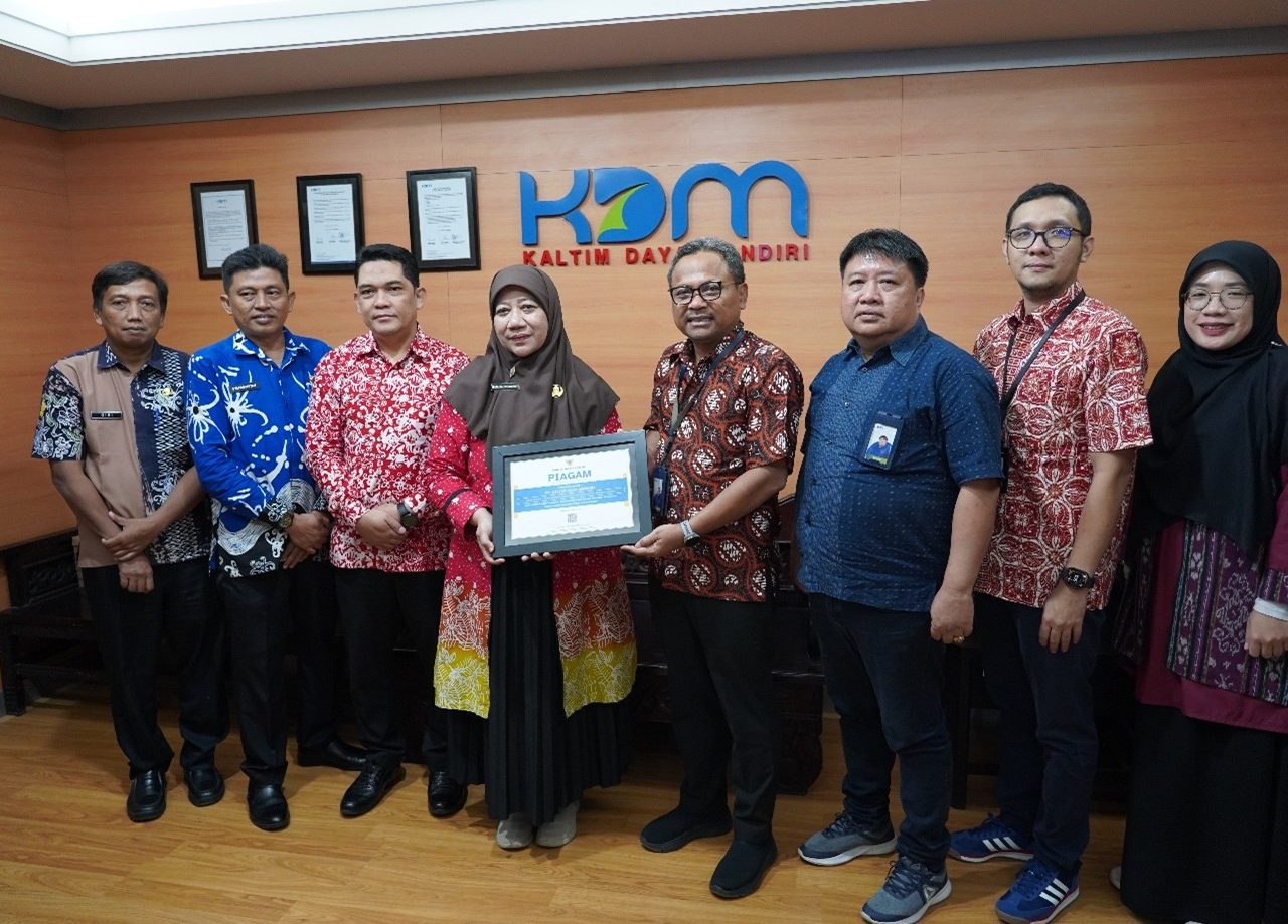 KDM Menerima Penghargaan atas Kepatuhan Perpajakan dari Bapenda Kota Bontang