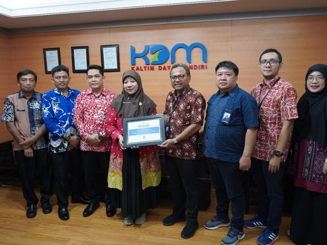 KDM Menerima Penghargaan atas Kepatuhan Perpajakan dari Bapenda Kota Bontang