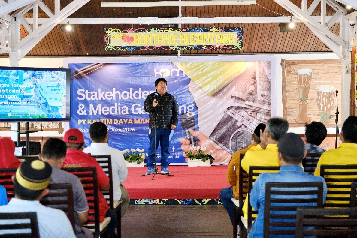Bontang, 12 Juni 2026 – PT Kaltim Daya Mandiri (KDM) kembali menunjukkan komitmennya dalam membangun sinergi dengan para pemangku kepentingan melalui kegiatan Stakeholder & Media Gathering 2026 yang digelar di Rumah Makan Bontang Nusantara, Jumat (12/6).Mengusung tema “Silaturahmi untuk Membangun Komunikasi yang Sehat dan Solutif”, kegiatan ini dihadiri oleh berbagai unsur masyarakat, mulai dari Lembaga Swadaya Masyarakat (LSM), organisasi kemasyarakatan, lembaga pemberdayaan masyarakat, hingga insan media yang selama ini menjadi mitra strategis perusahaan.
Acara diawali dengan registrasi peserta dan pembukaan, kemudian dilanjutkan dengan sambutan manajemen KDM Mandiri yang disampaikan oleh Sekretaris Perusahaan, Sukardi. Dalam sambutannya, Sukardi menyampaikan apresiasi dan terima kasih kepada seluruh stakeholder yang telah meluangkan waktu untuk hadir serta terus mendukung berbagai program perusahaan.